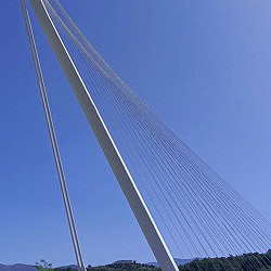 Eleganza sospesa: grazia e leggerezza del ponte strallato