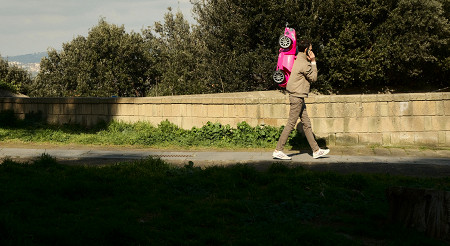 Un padre con un'automobile rosa