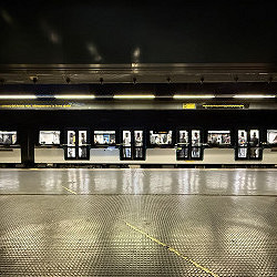 Treno in partenza metropolitana linea 1