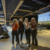 I ragazzi con i visori VR Realtà virtuale